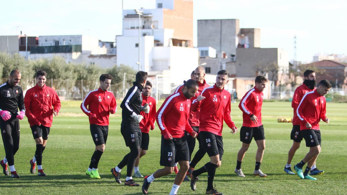 Els jugadors del Reus, en l'inici de l'entrenament d'avui.