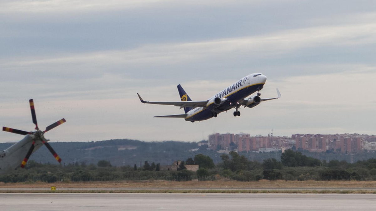 Una imagen de archivo de un avión de Ryanair elevándose desde el Aeropuerto de Reus.
