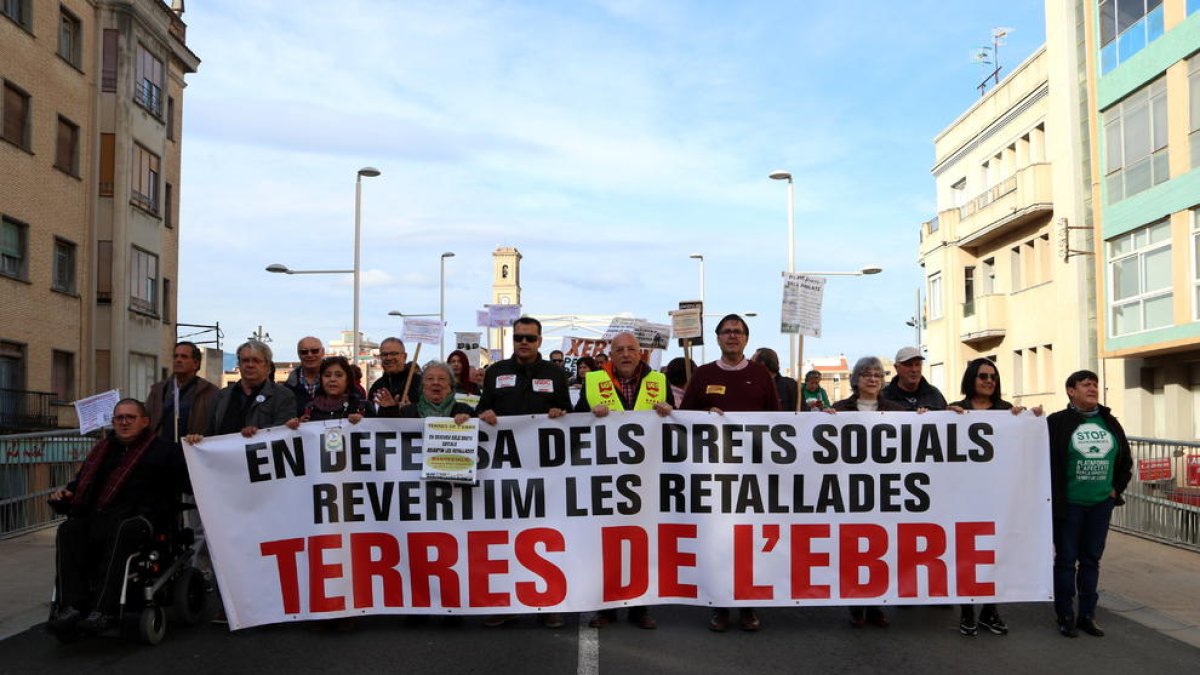 La capçalera de la manifestació en defensa dels drets socials i per revertir les retallades a Tortosa.