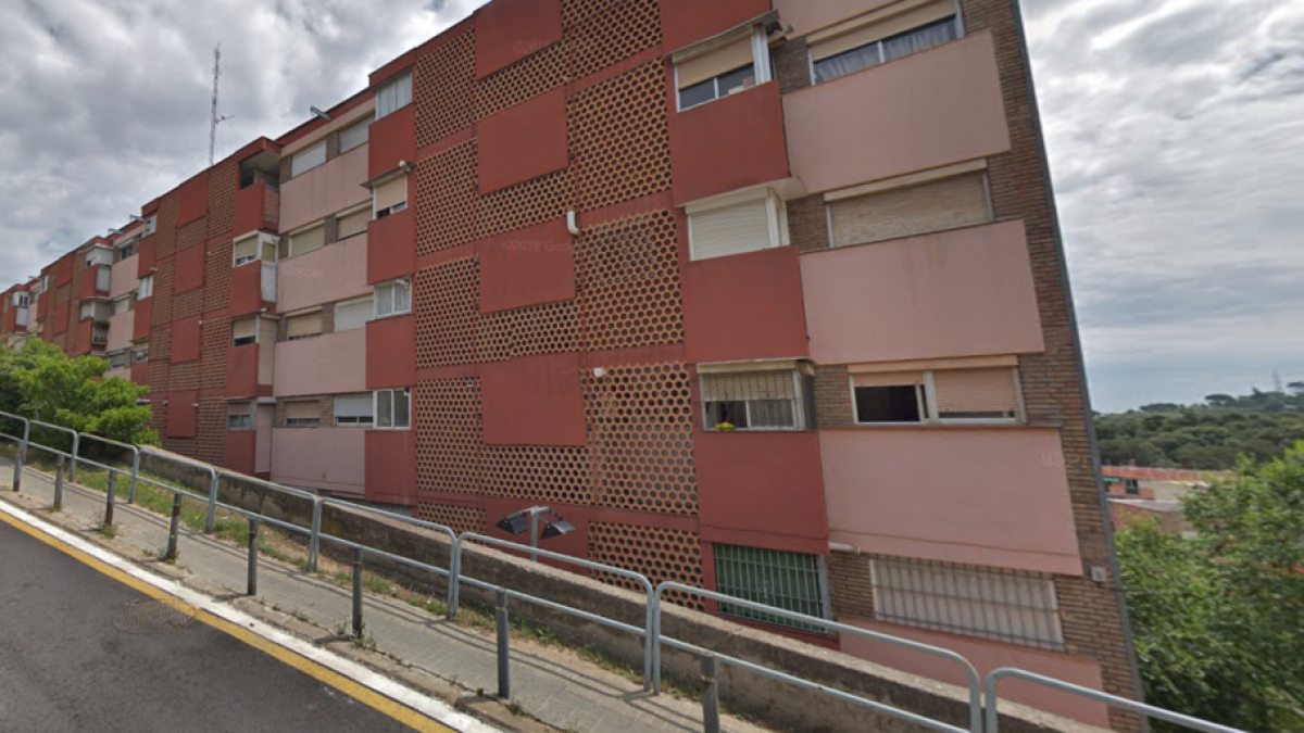 Imagen de un bloque de pisos situado en la calle donde han tenido lugar los hechos.