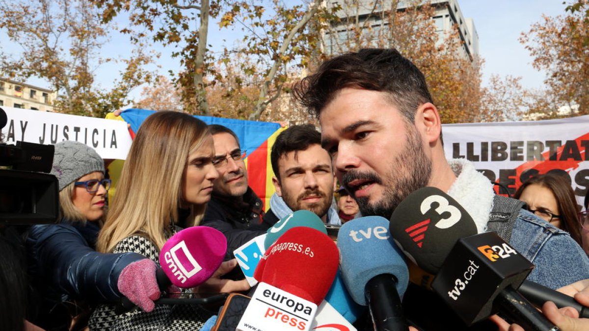 Gabriel Rufián atenent els mitjans a les portes del Suprem.