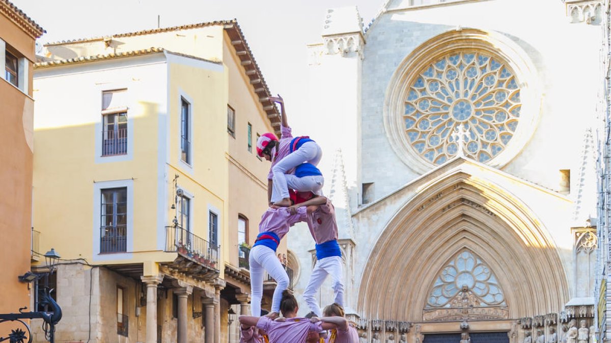 Els turistes es van interesar per les estructures dels castells.