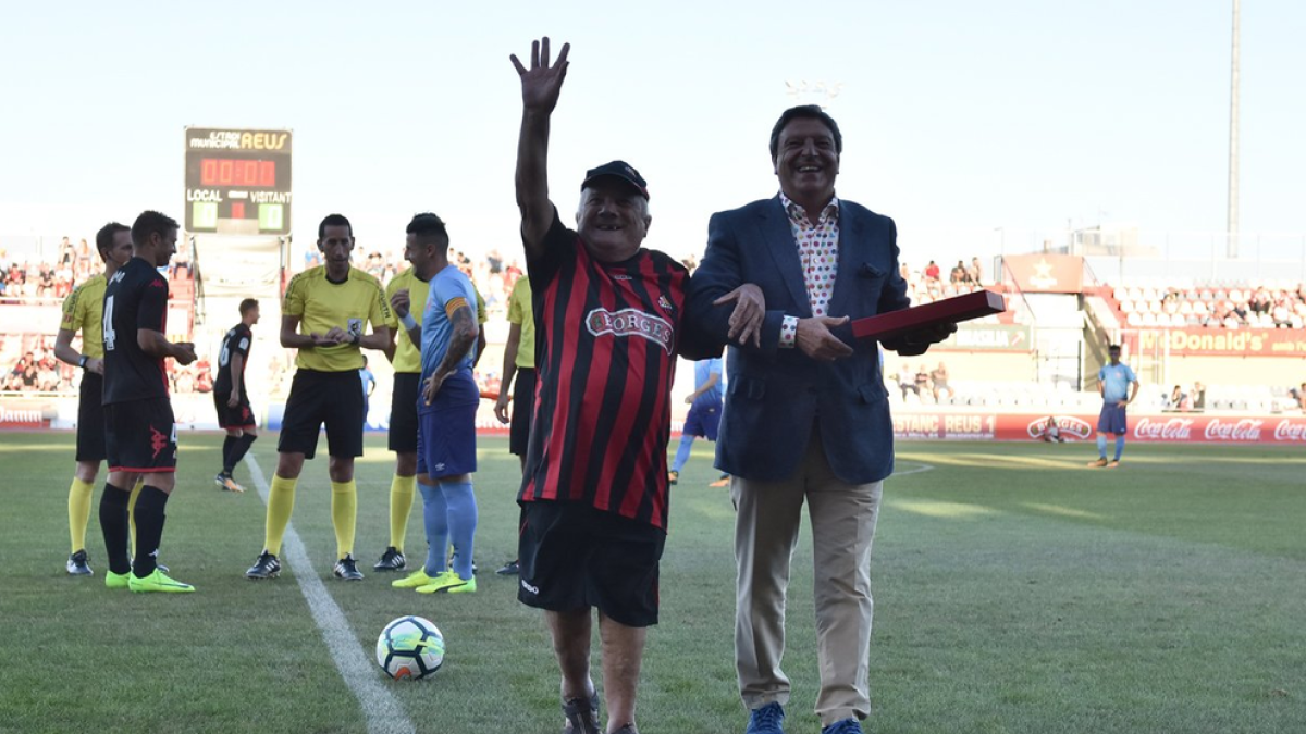 Imatge de Pep Mari amb el president del club, Xavier Llastarri, en l'homenatge que se li va fer l'estiu del 2017