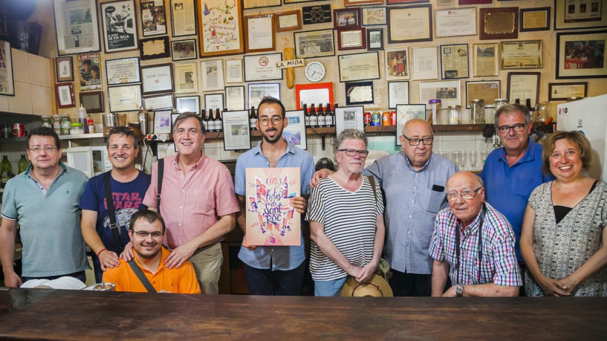 Miembros de la junta y colaboradores con Eduard Boada, que este año será el cañonero.