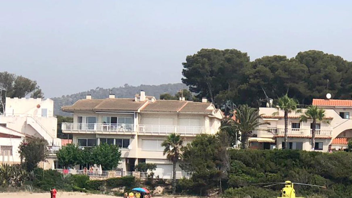 Imatge del rescat d'un banyista a la platja Costa Dauada de Roda de Barà.