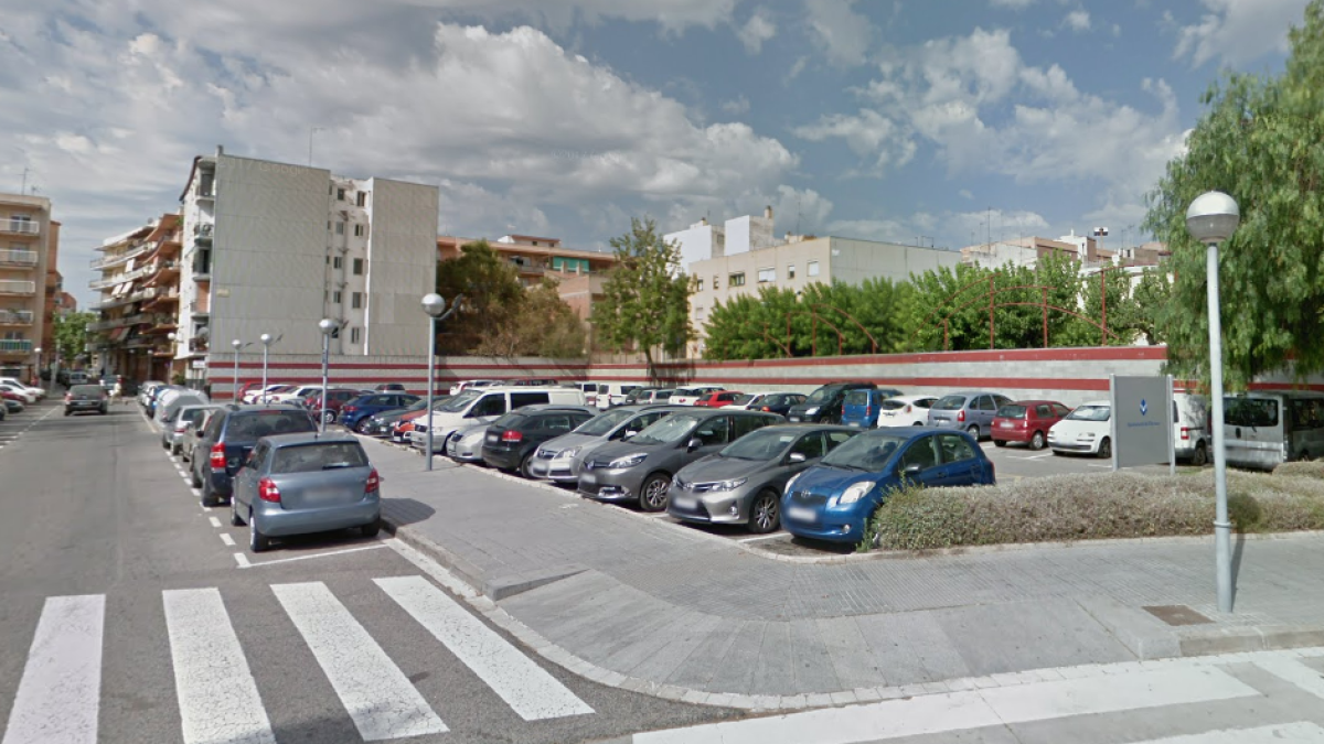 Imagen de varios vehículos estacionados en la calle Joan Maragall.