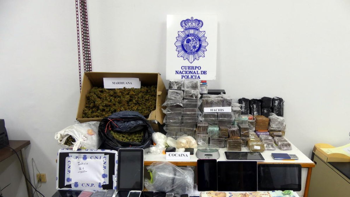 La droga, el dinero y otros efectos intervenidos a un clan de narcotraficantes establecido en Reus y Riudoms.