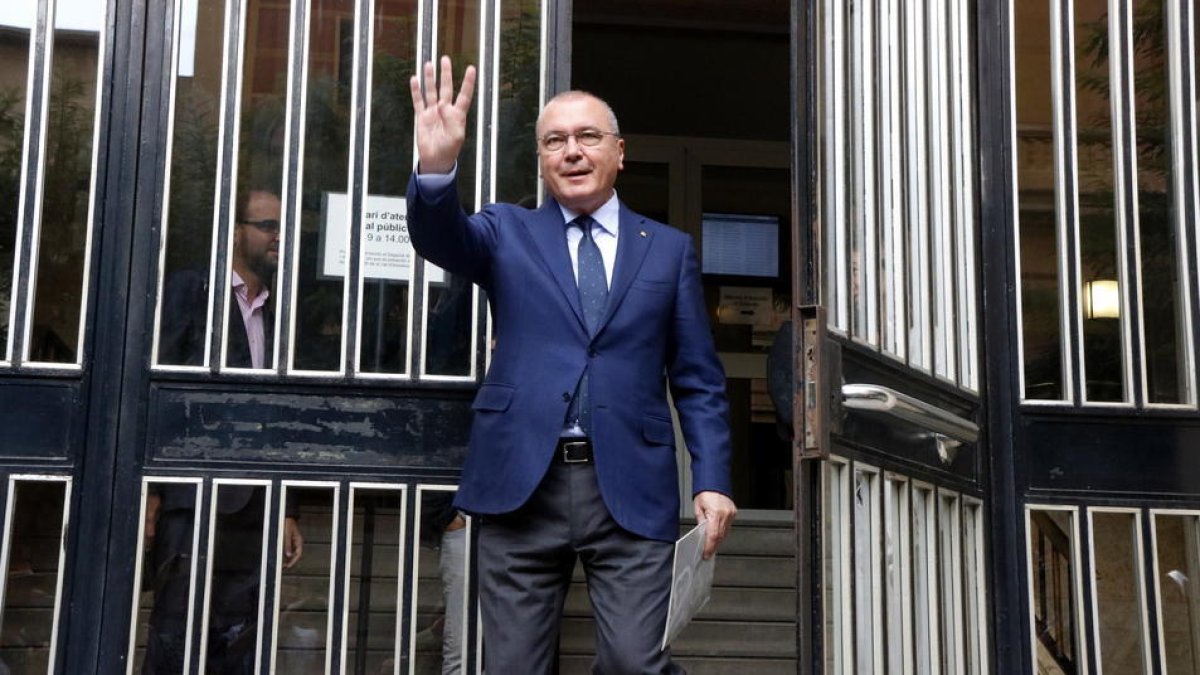 El alcalde de Reus, Carles Pellicer, alzando la mano a la salida de la Audiencia de Tarragona, después de comparecer en la fiscalía.