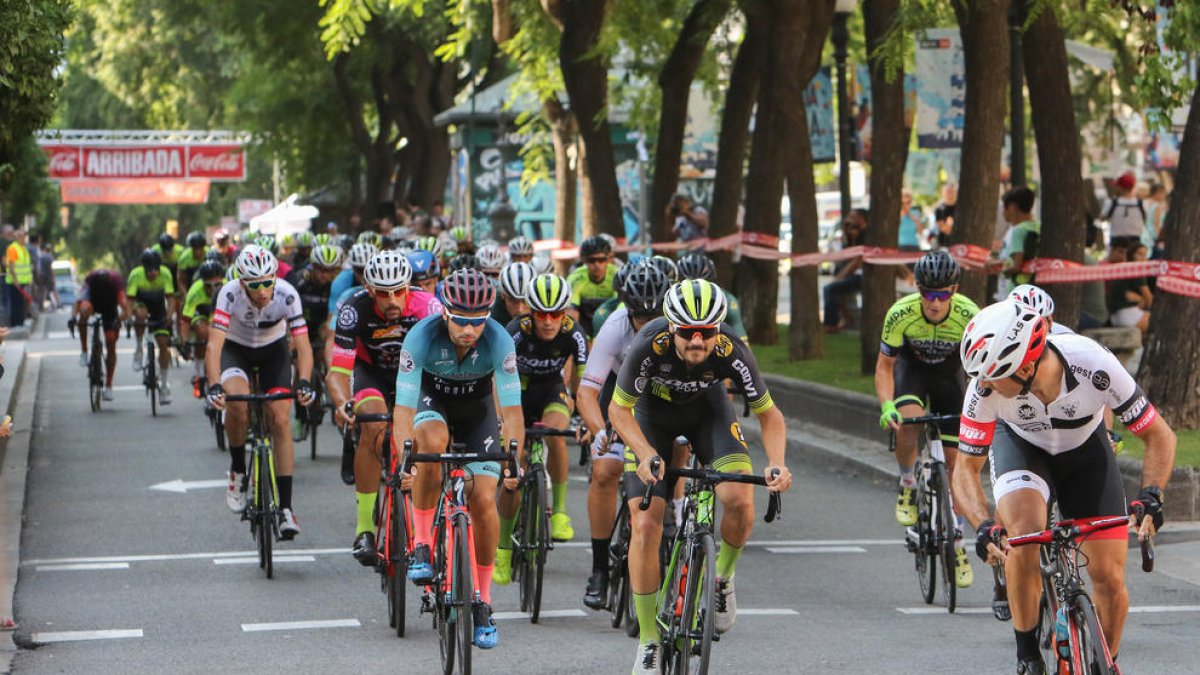Imatge de la competició ciclista celebrada a la Rambla Nova de Tarragona.