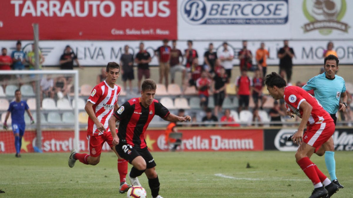 Alfred Planas, en una jugada d'un partit del CF Reus Deportiu a l'Estadi Municipal.