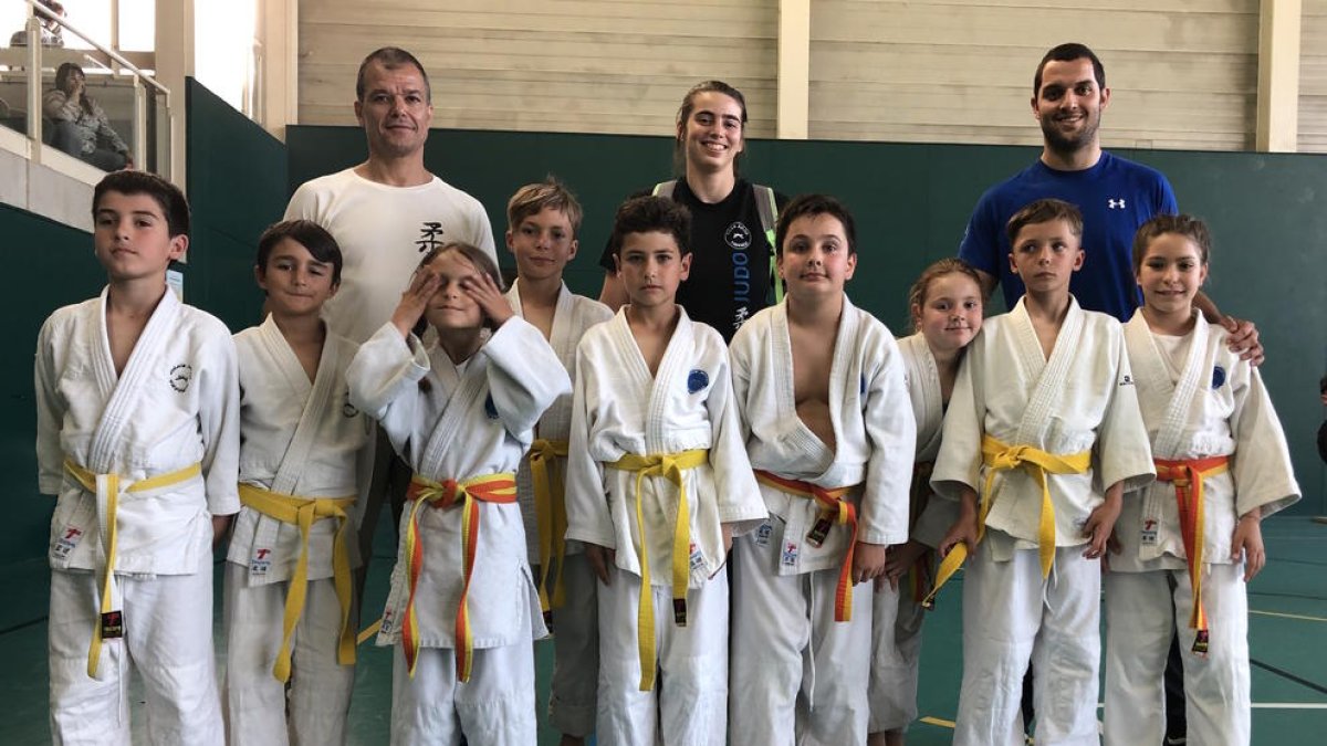 Imatge dels atletes i entrenadors del Club Judo Dojo Tarraco.