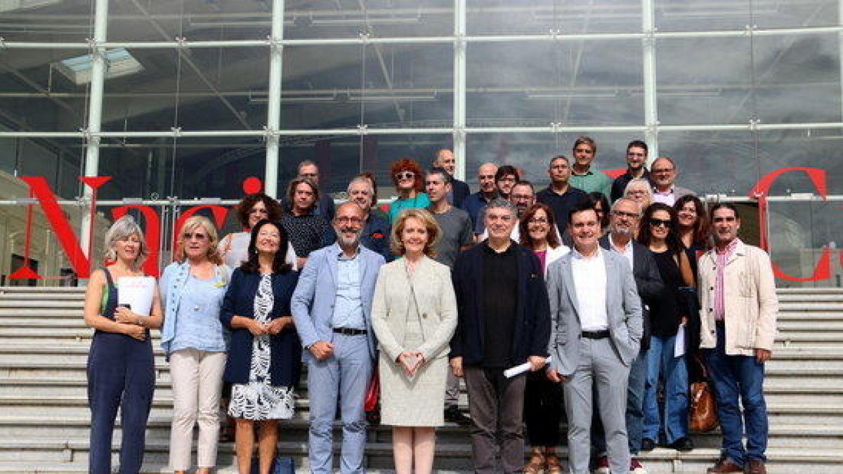 El director del TNC, Xavier Albertí, la consellera de Cultura, Àngela Vilallonga i altres membres del seu departament amb responsables municipals catalans que acullen la 'gira' del TNC.