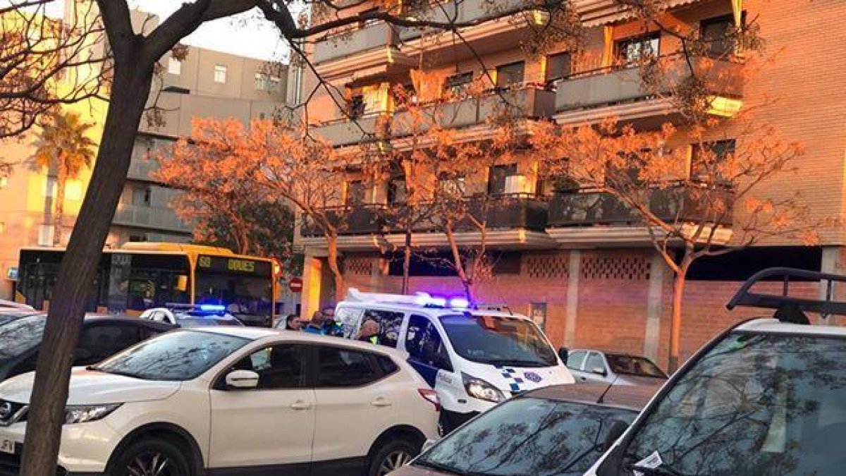 El accidente se ha producido a la altura del número ocho en la calle Maria Aurèlia Capmany.