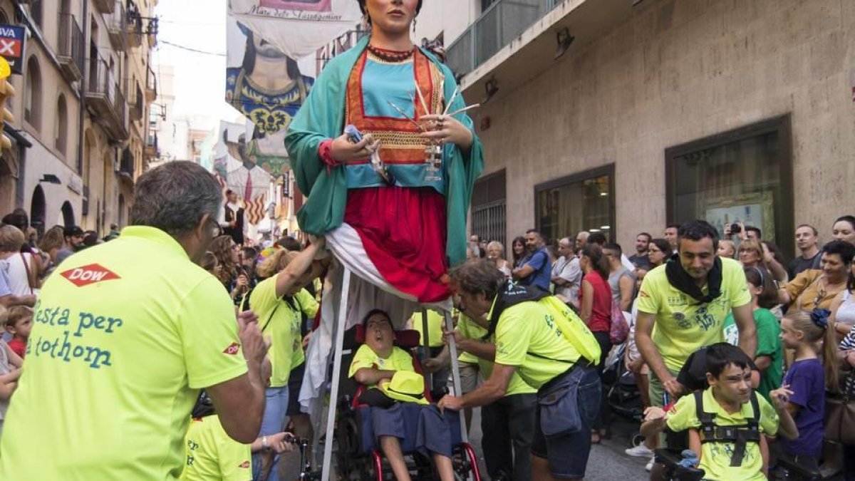 Imatge de la geganta Frida, durant les Festes de Santa Tecla del 2018.