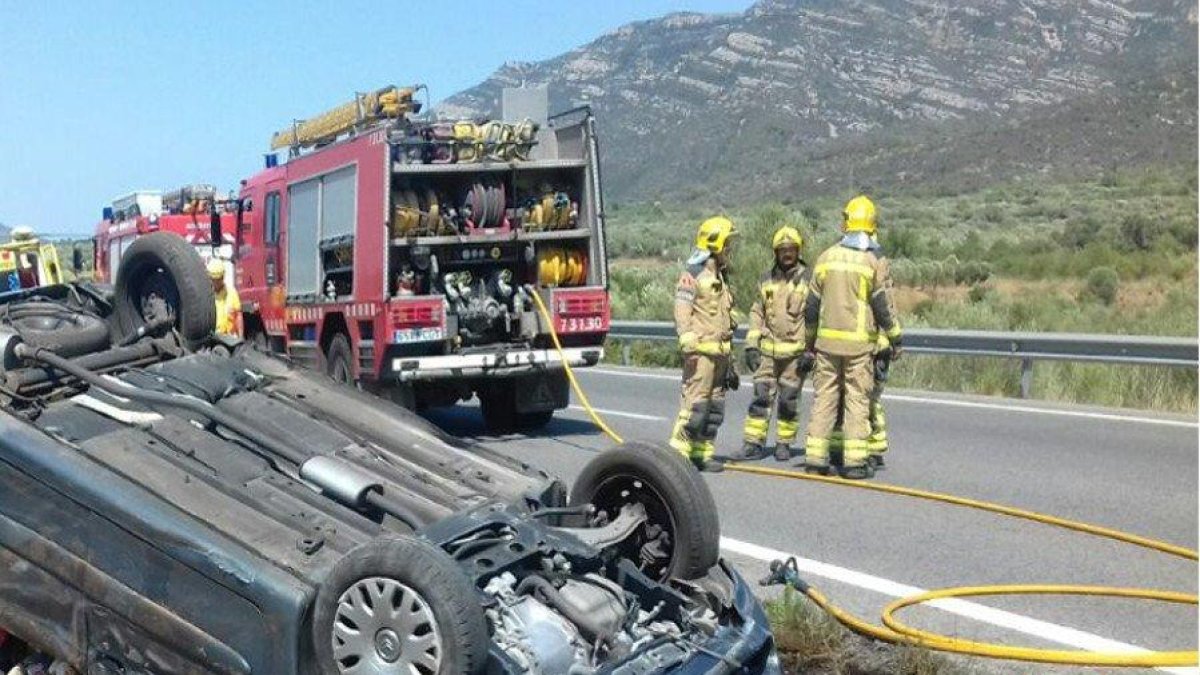 El vehicle ha topat contra la mitjana i ha quedat bolcat.