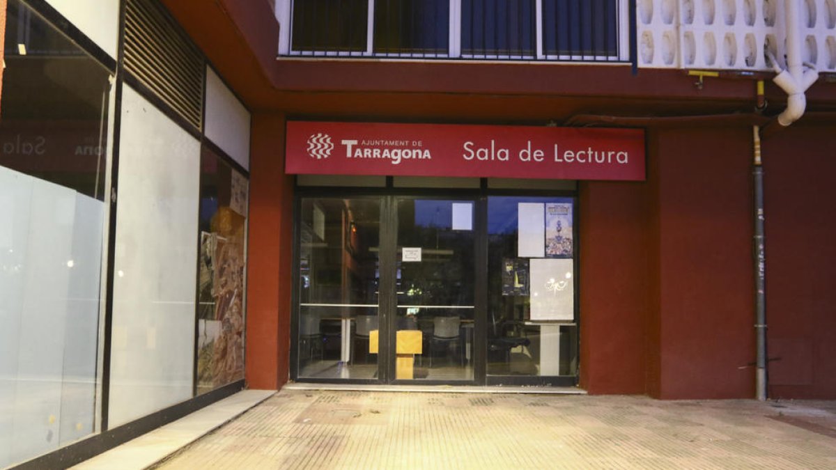 Local del punt de lectura municipal de Sant Pere i Sant Pau, tancat des de fa gairebé un mes per baixa de l'encarregada.