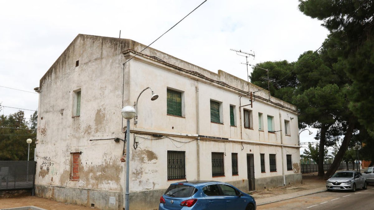 El edificio del lado de la estación de Vila-seca, en la calle de Galceran de Pinós.