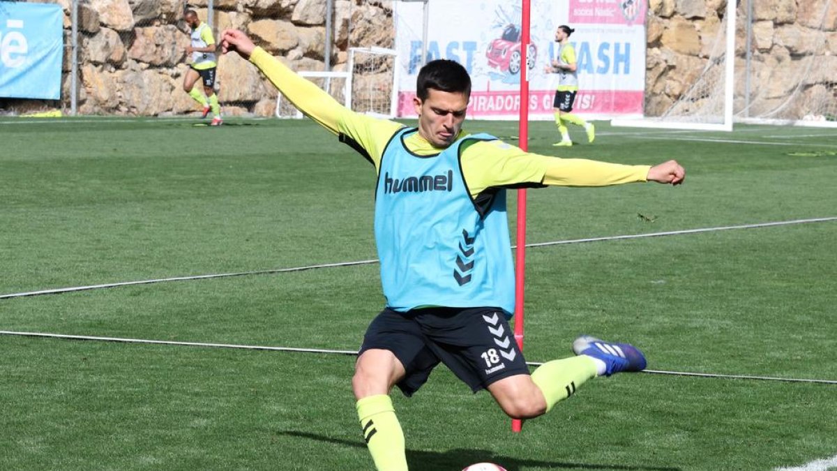 Antonio Cotán, durante un entrenamiento, está completamente preparado para volver a entrar en el once.