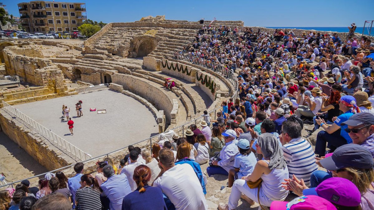 Las gradas del Anfiteatro se llenaron para ver la recreación que ofreció el grupo Tarraco Lvdus.