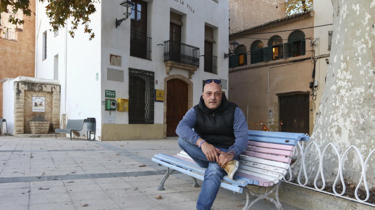 David Tello al banc pintat amb els colors de la bandera transsexual a la Riera de Gaià, on viu.