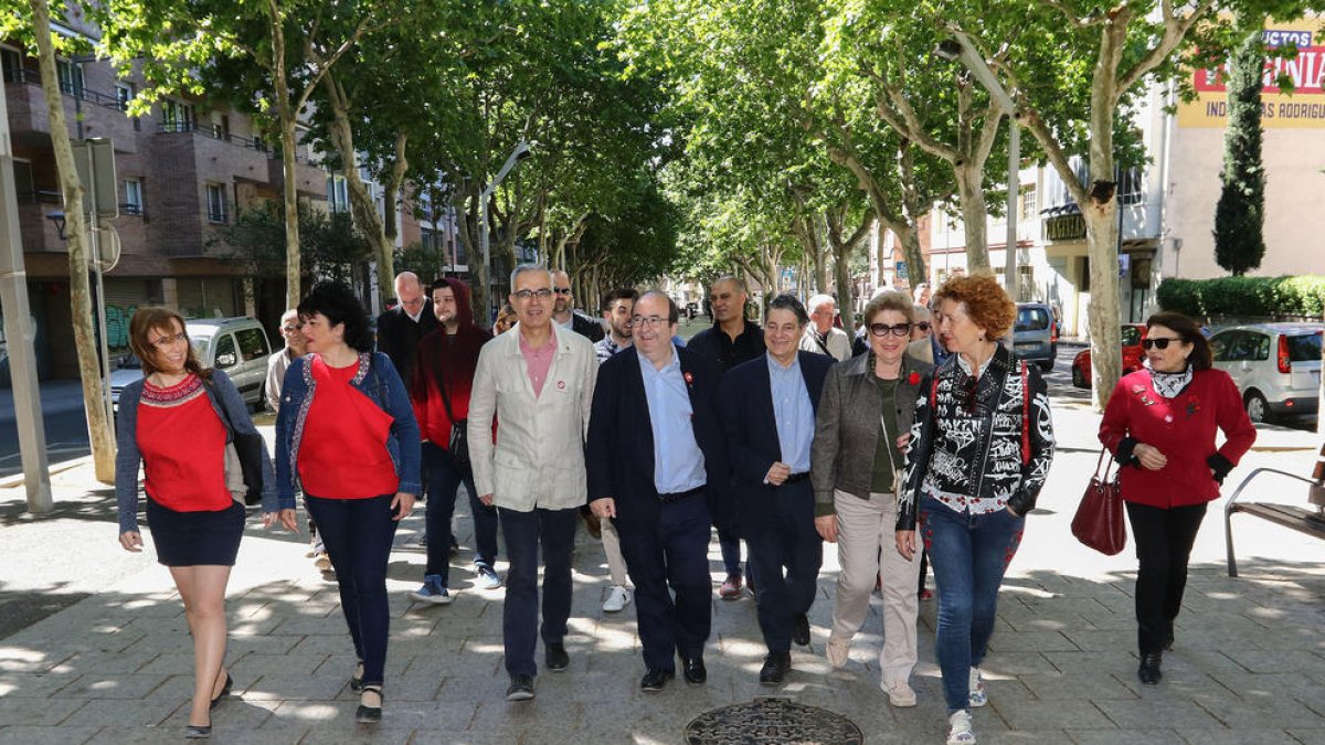 Miquel Iceta, al centre, amb Andreu Martín, durant el seu pas per la capital del Baix Camp, ahir.