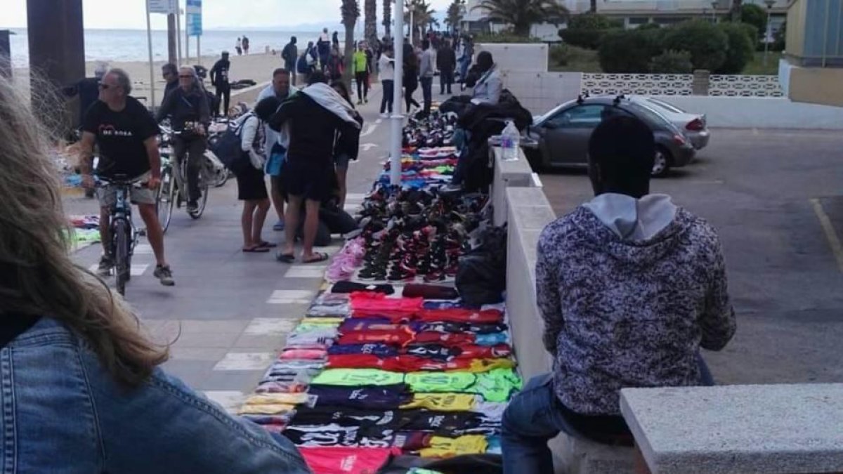 Venedors ambulants al passeig de Cambrils l'estiu passat.