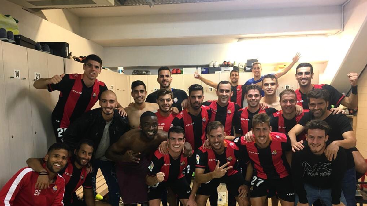 Imagen del equipo roig-i-negre durante la celebración de la victoria del domingo en el vestuario.