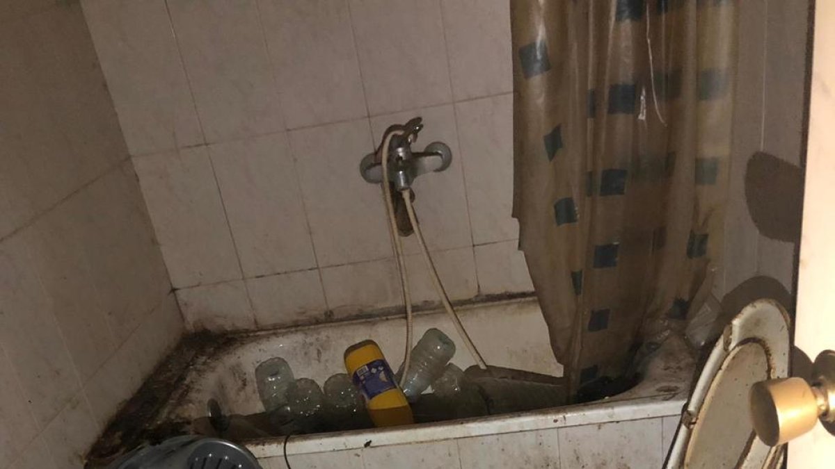 El lavabo de un narcopiso precintado en Valls, en un estado deplorable de salubridad.