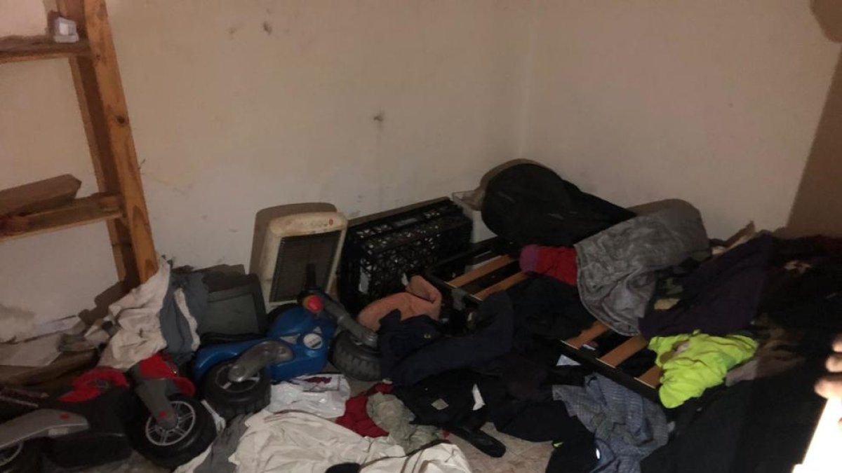 El interior de un narcopiso precintado en Valls, en muy malas condiciones de salubridad.