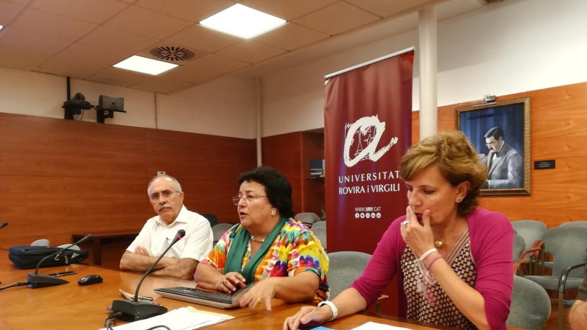 D'esquerra a dreta Francesc Díaz, María José Figueras i Laura Román, en la roda de premsa d'ahir.