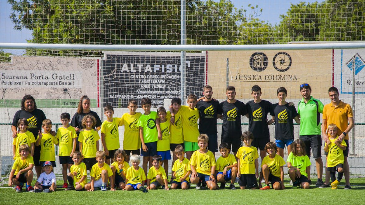 Una fotografia de família d'Alberto Benito, amb la resta de participants al Campus