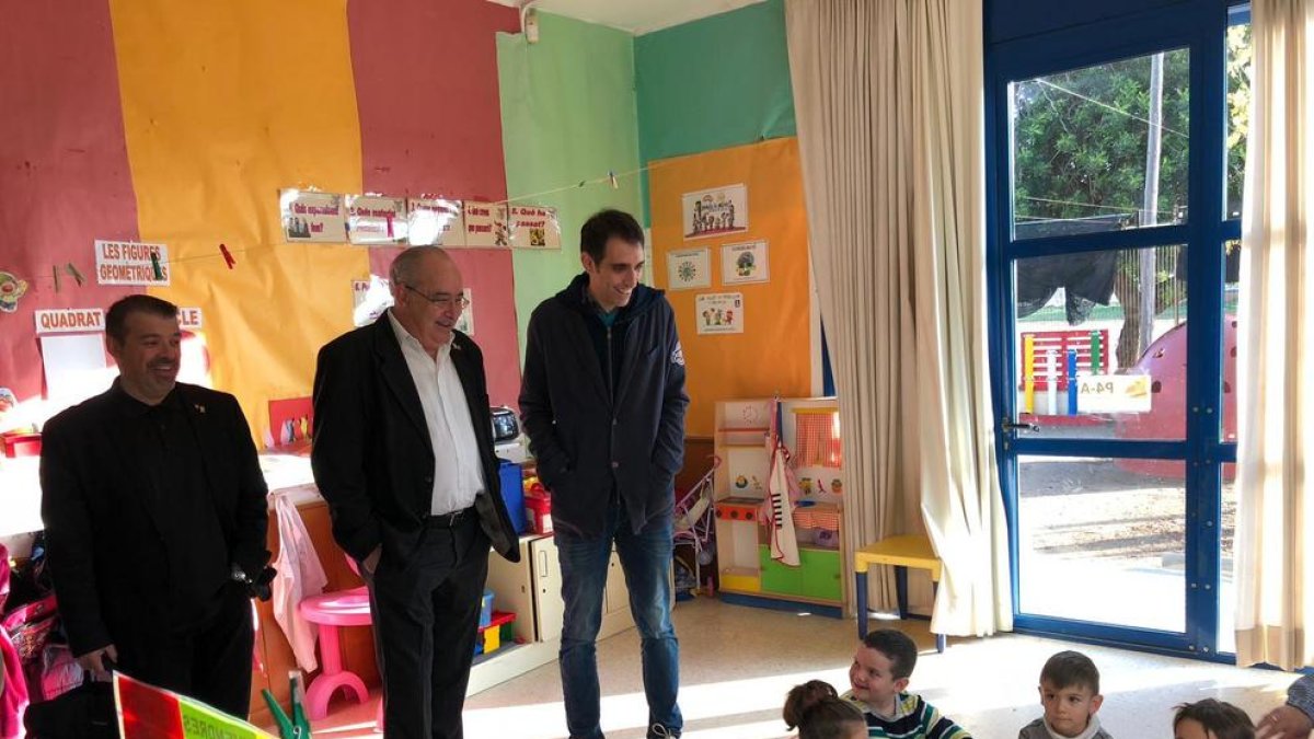 El conseller de Ensenyament, Josep Bargalló, durante su visita la Escuela La Parellada.