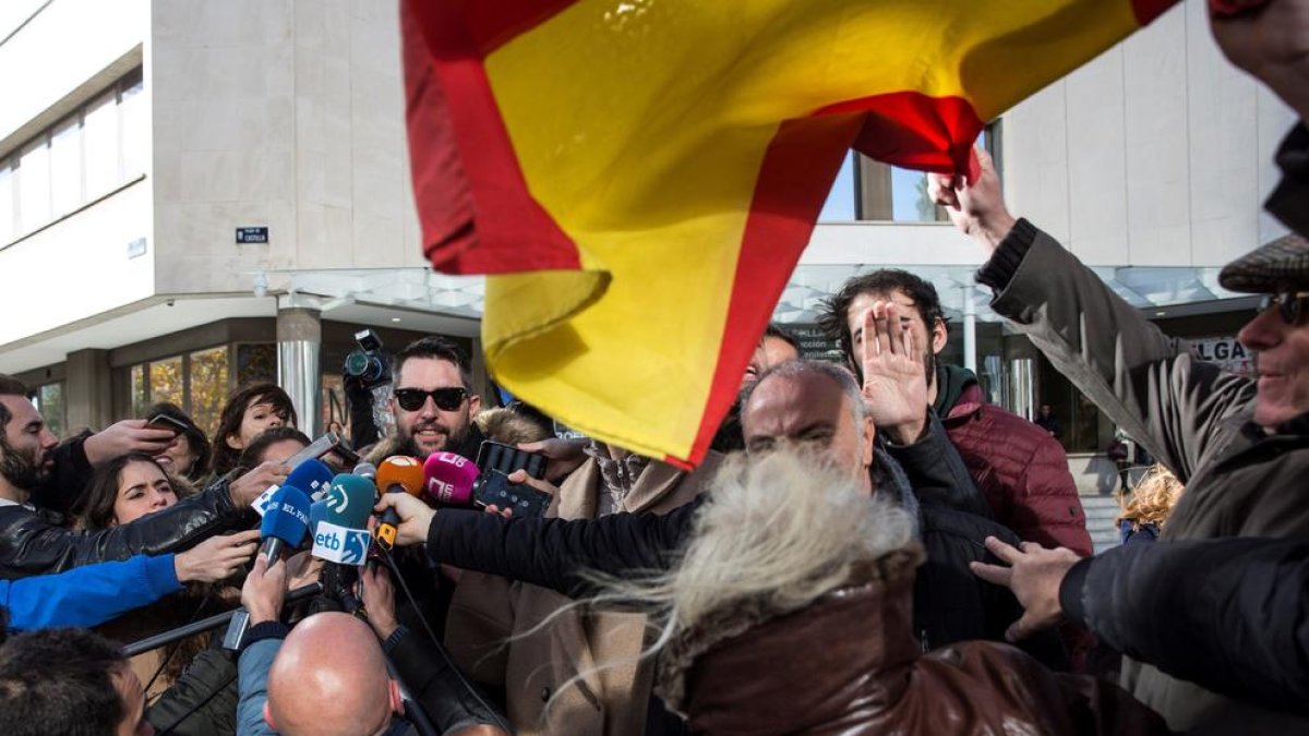 L'humorista ha estat increpat a la sortida del jutjat per persones que portaven banderes espanyoles.
