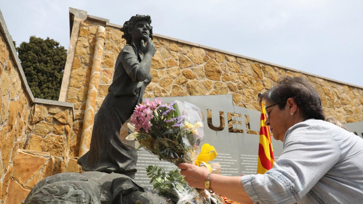 Una dona diposita flors en el monument a les víctimes del franquisme, en una imatge, d'arxiu.