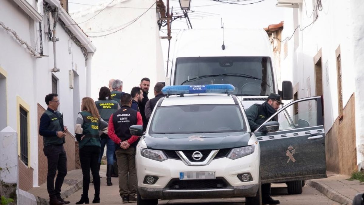 Efectius de la UCO Guàrdia Civil inspeccionen un habitatge al carrer Córdoba del Campillo.