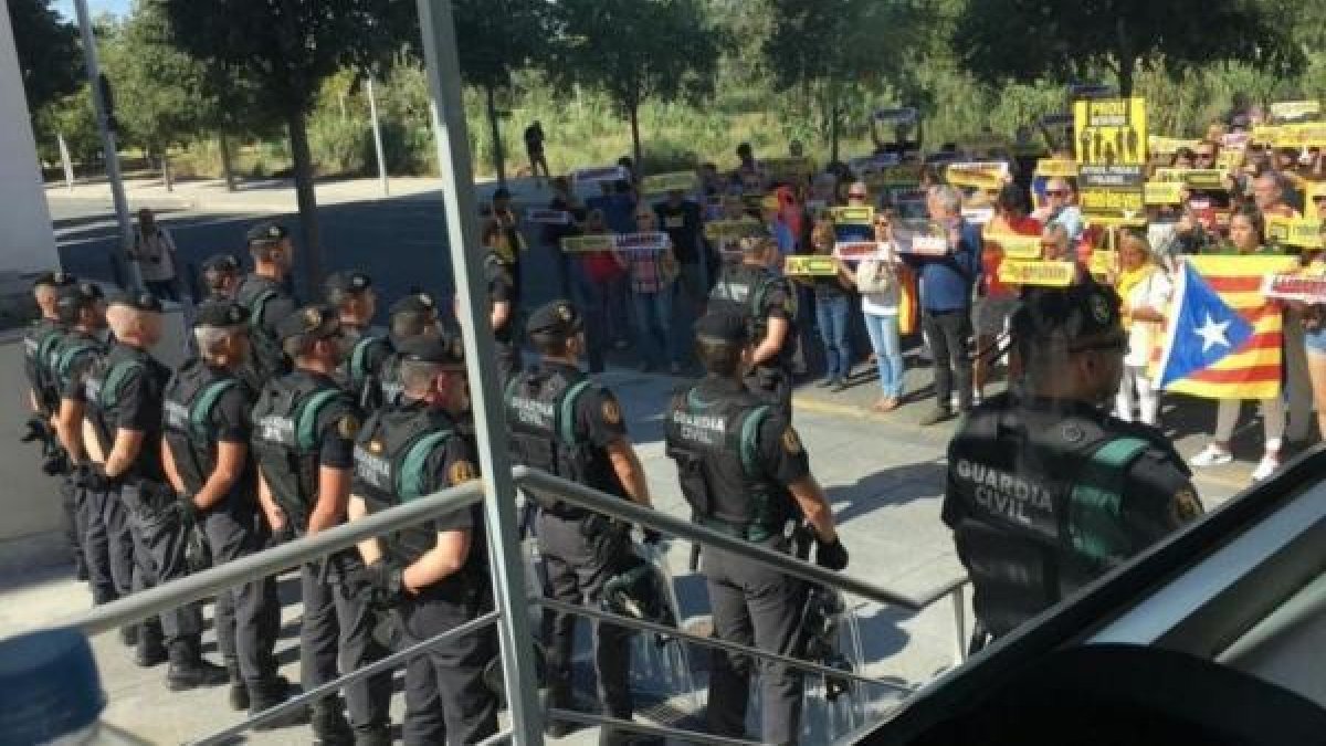 Imagen de archivo de una formación de guardias civiles ante una protesta independentista en Cataluña.