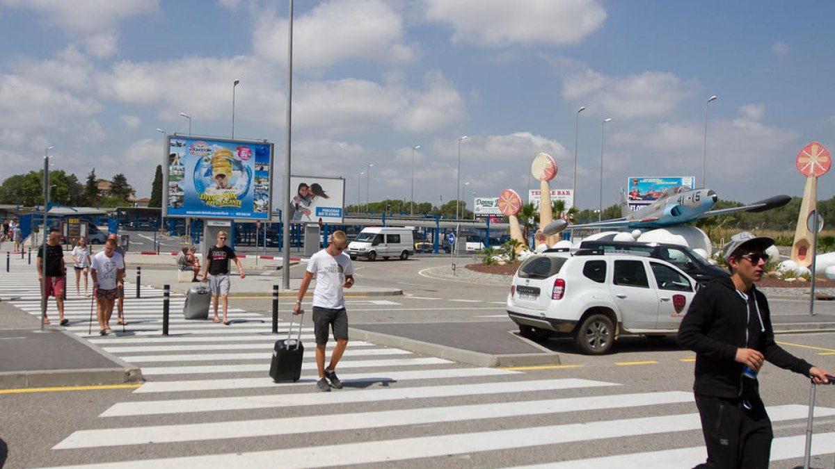 Una imagen de archivo de turistas entrando en el Aeropuerto de Reus.