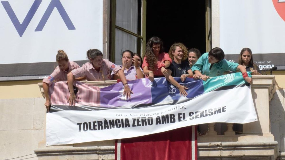 Momento de la colocación de la pancarta, antes de la festividad.