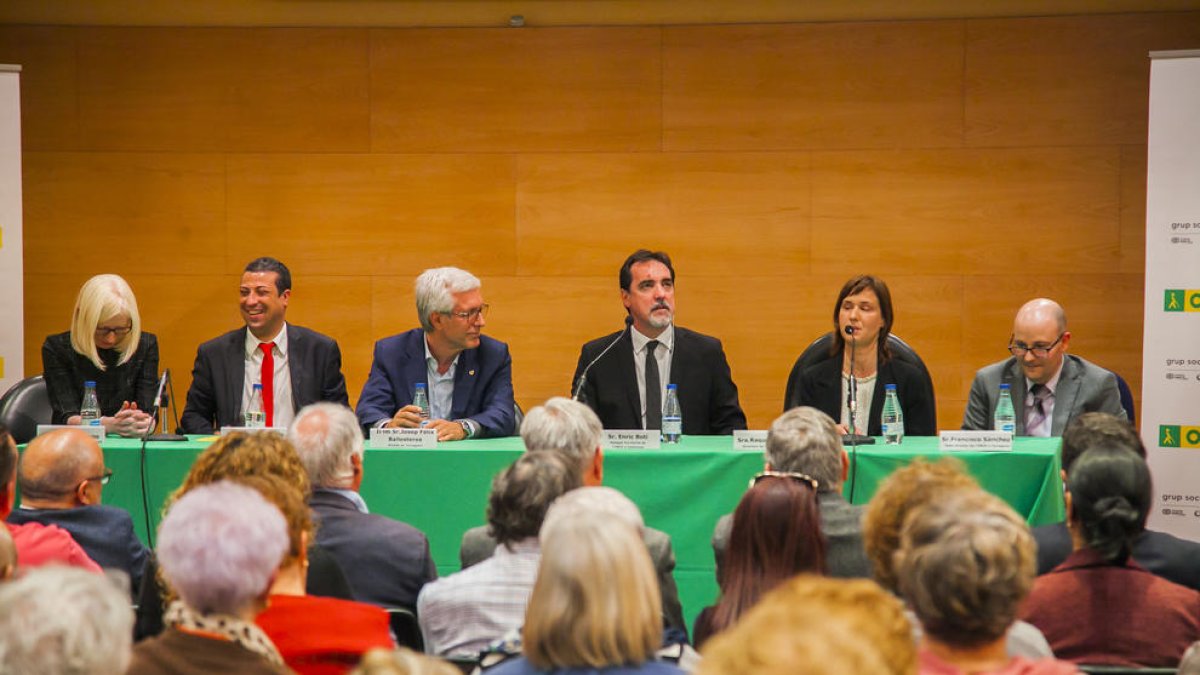 Saavedra, segunda por la derecha, durante su intervención.