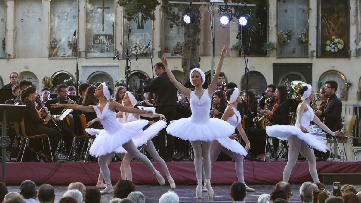 Un ballet bailó 'El lago de los cisnes' con la música de la Banda Simfònica de Reus en el recinto del cementerio.
