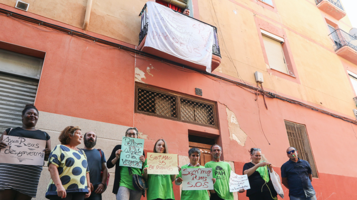 Imatge de la protesta dels veïns i membres de la PAH davant del número 35 del carrer Sant Magí.