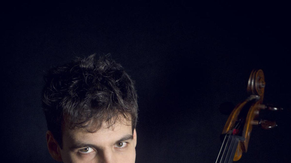 El violoncelista Victor-Julien Laferrière es el primer artista del festival en actuar.
