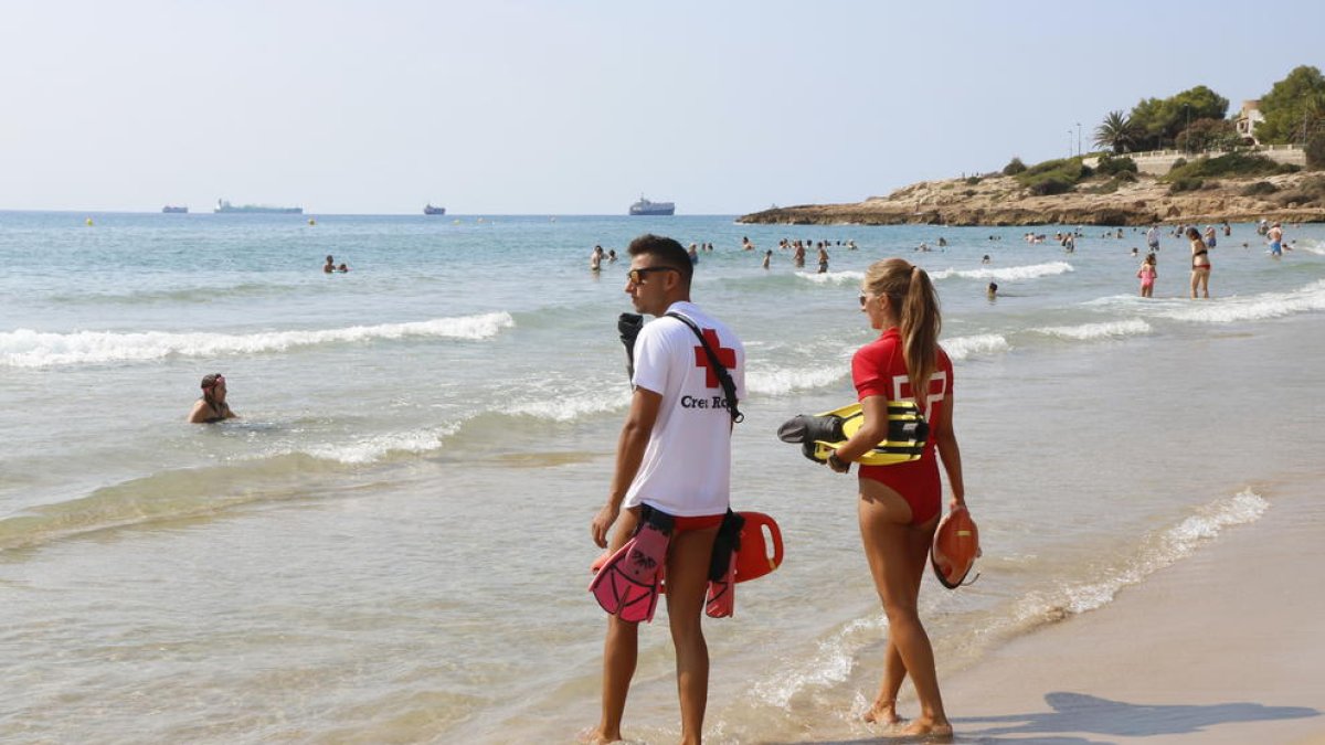 Dos socorristas vigilan la playa del Arrebatamiento el pasado 22 de agosto.