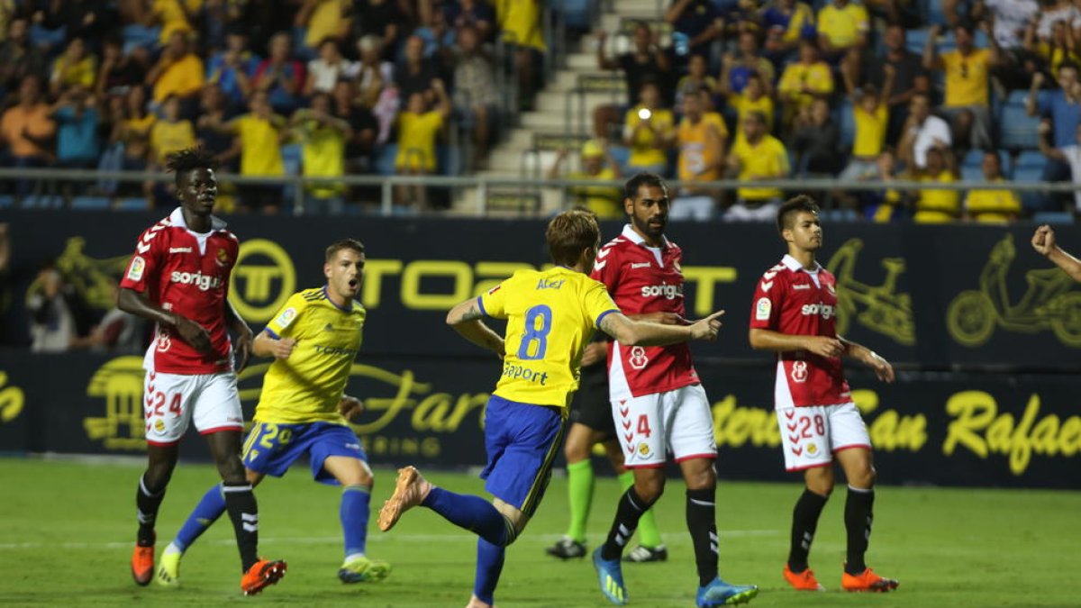 Una imagen de un momento del Cádiz-Nàstic disputado esta temporada en el Ramón de Carranza, que acabó con empate.