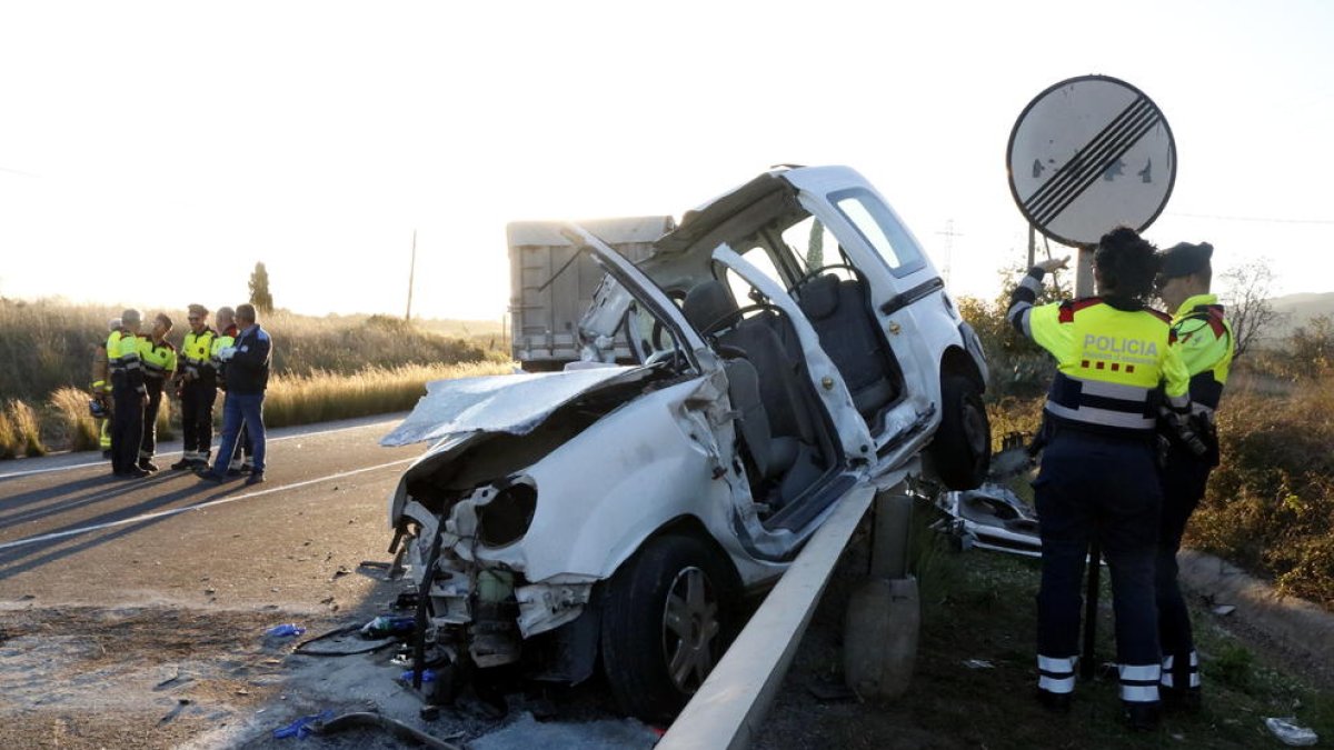 Imatge d'arxiu d'un accident a la carretera C-37, a l'alçada de Valls, amb Mossos d'Esquadra.