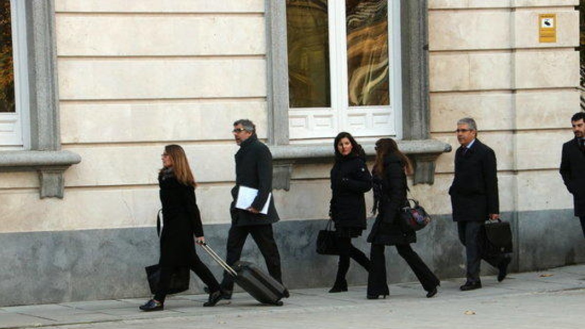 Els advocats Marina Roig, Jordi Pina i Francesc Homs, entre d'altres, entrant al Tribunal Suprem.