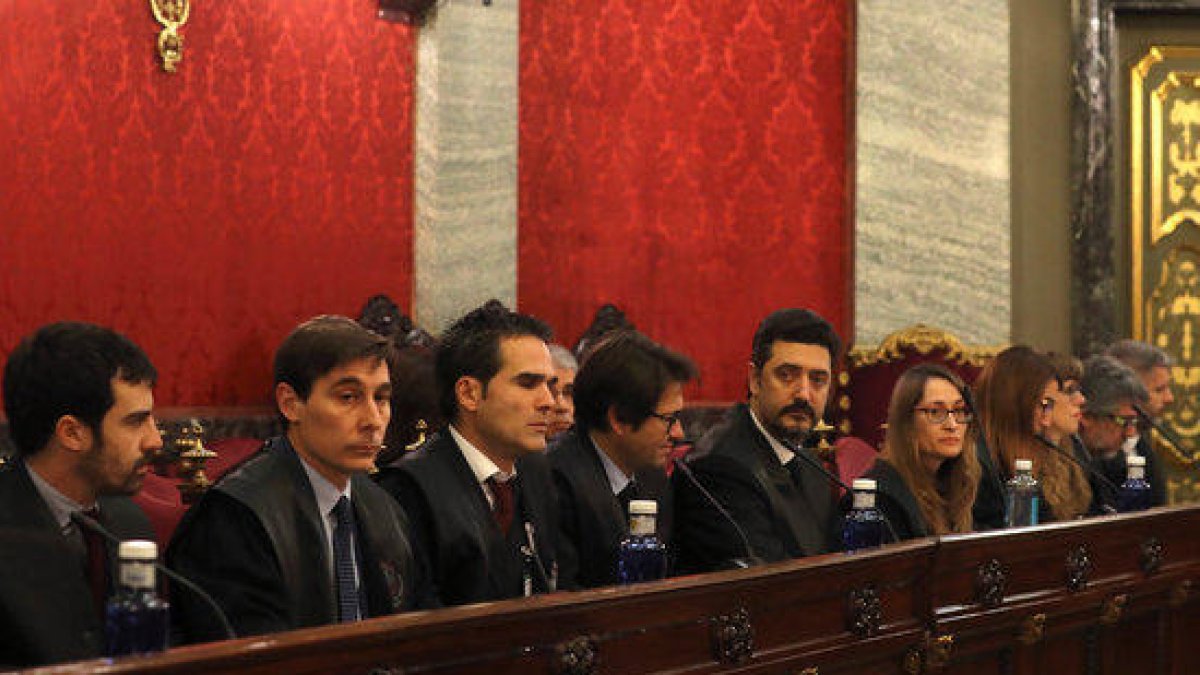 Las defensas en la sala de plenos del Tribunal Supremo, durante la vista de previo pronunciamiento.