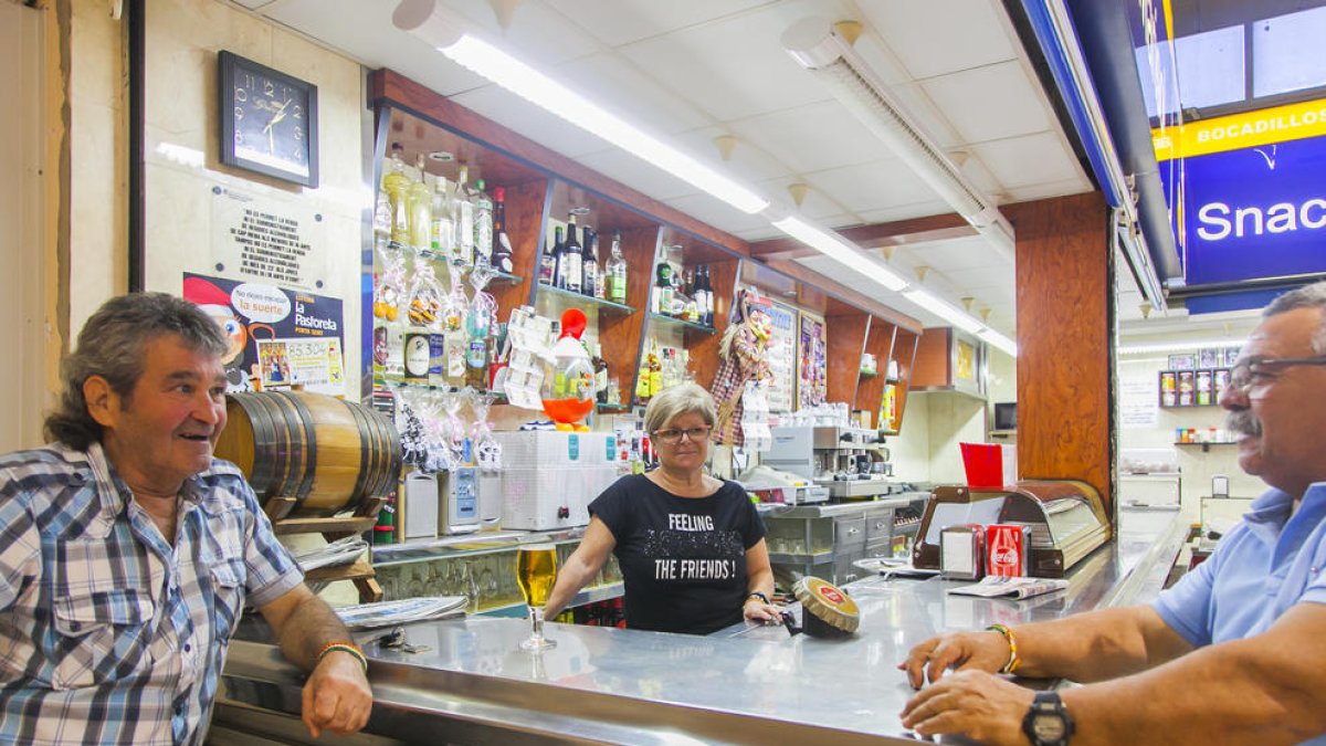 Marisol Bonet, presidenta de la Associació de Venedors del Mercat de Torreforta, en su bar.