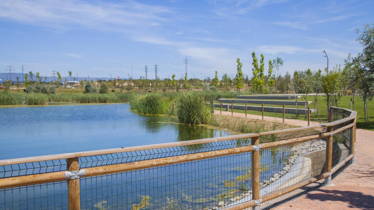 Imatge de la zona del llac artificial a l'Anella Mediterrània de Tarragona.