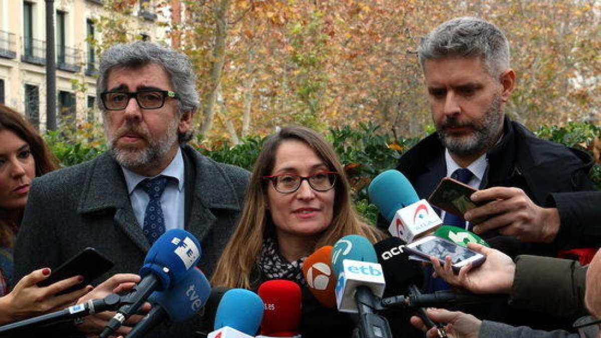 De izquierda en derecha, los letrados Jordi Pina, Marina Roig y Andreu van den Eyne, en las puertas del Supremo.